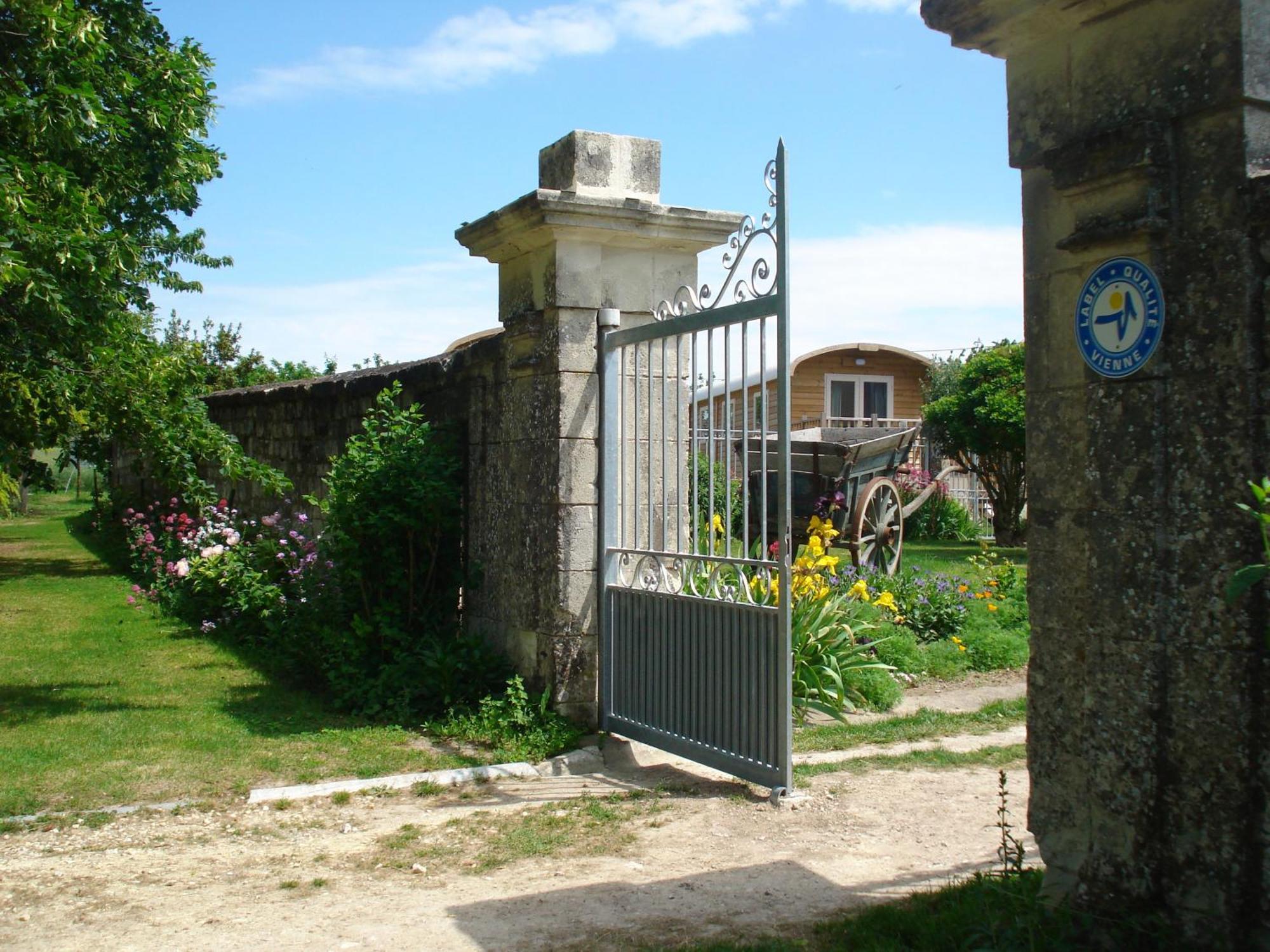 Villa Les Roulottes De Cuzay Roiffé Exterior foto